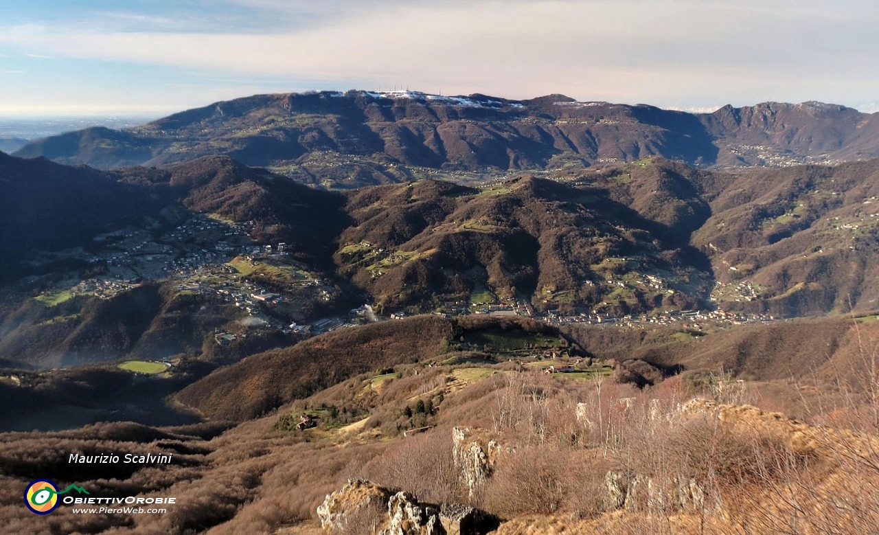 17 Panorama di Valle Brembilla e Valle Imagna....JPG